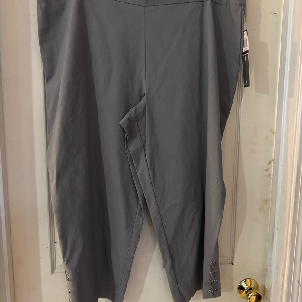 BRAND NEW Plus size Women's Capri Pull-on pants gray  XXL  **PRCE REDUCED**
